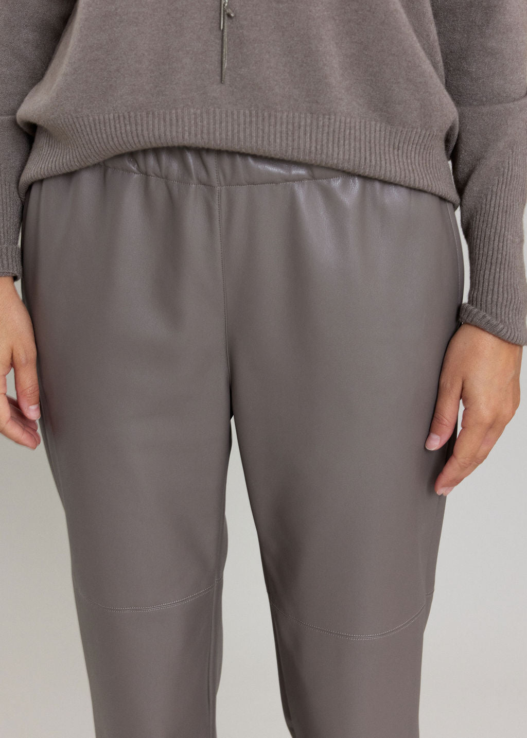 PANTALON FITTÉ 7/8IÈME EN SIMILI CUIR WOODY TAUPE