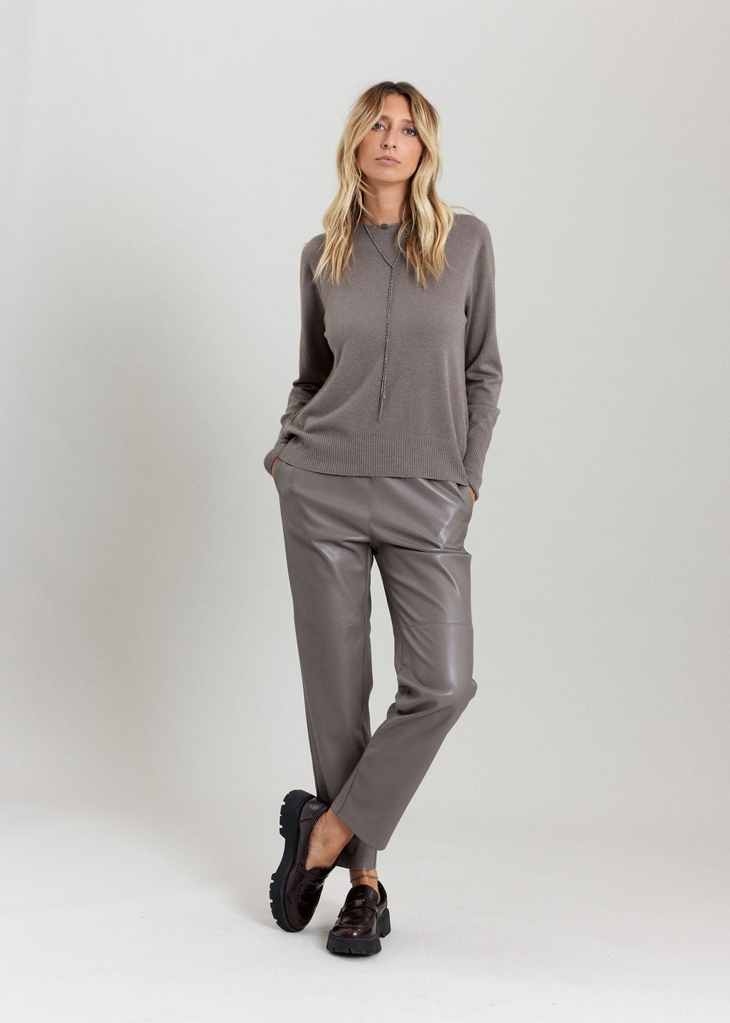PANTALON FITTÉ 7/8IÈME EN SIMILI CUIR WOODY TAUPE