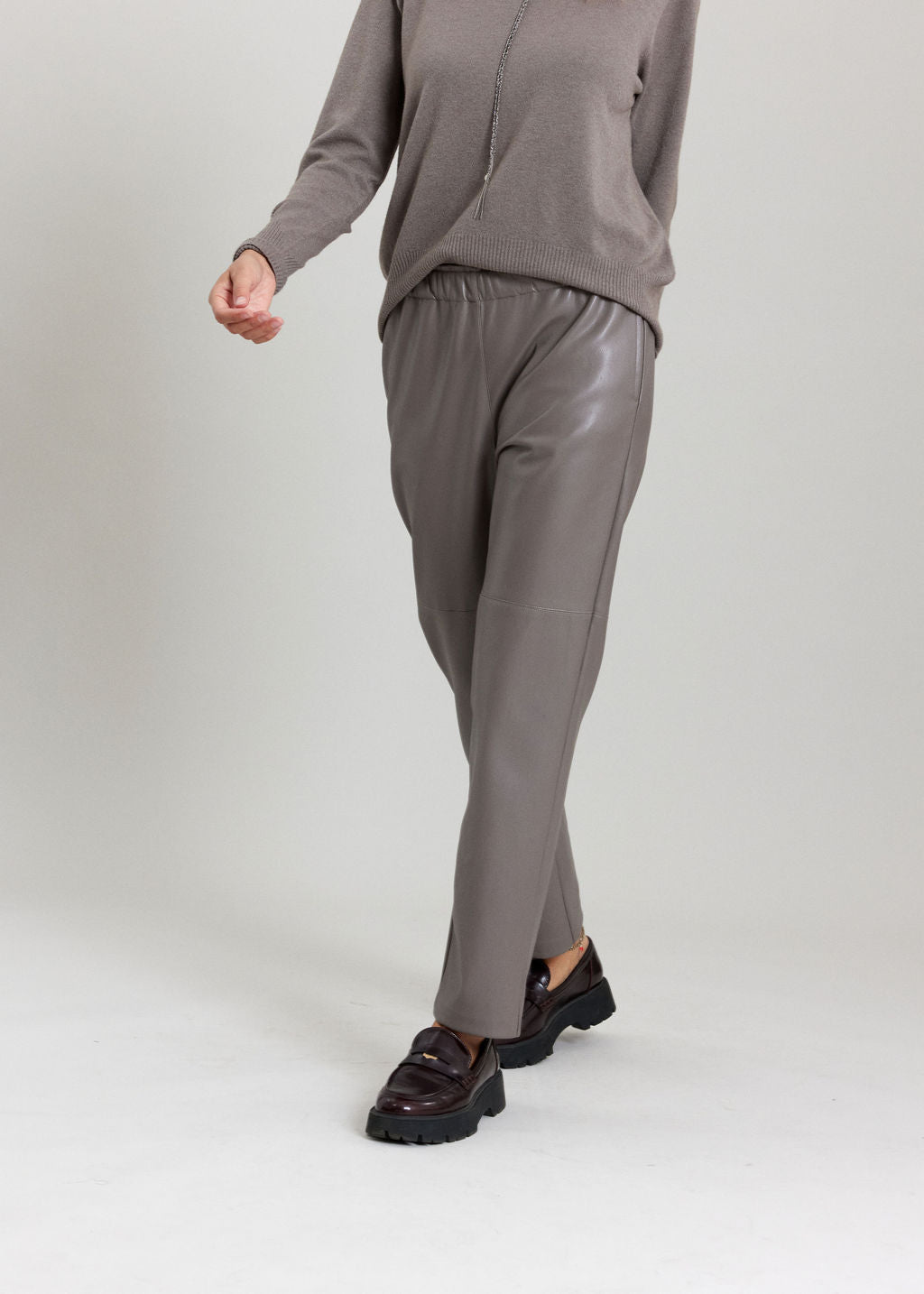 PANTALON FITTÉ 7/8IÈME EN SIMILI CUIR WOODY TAUPE