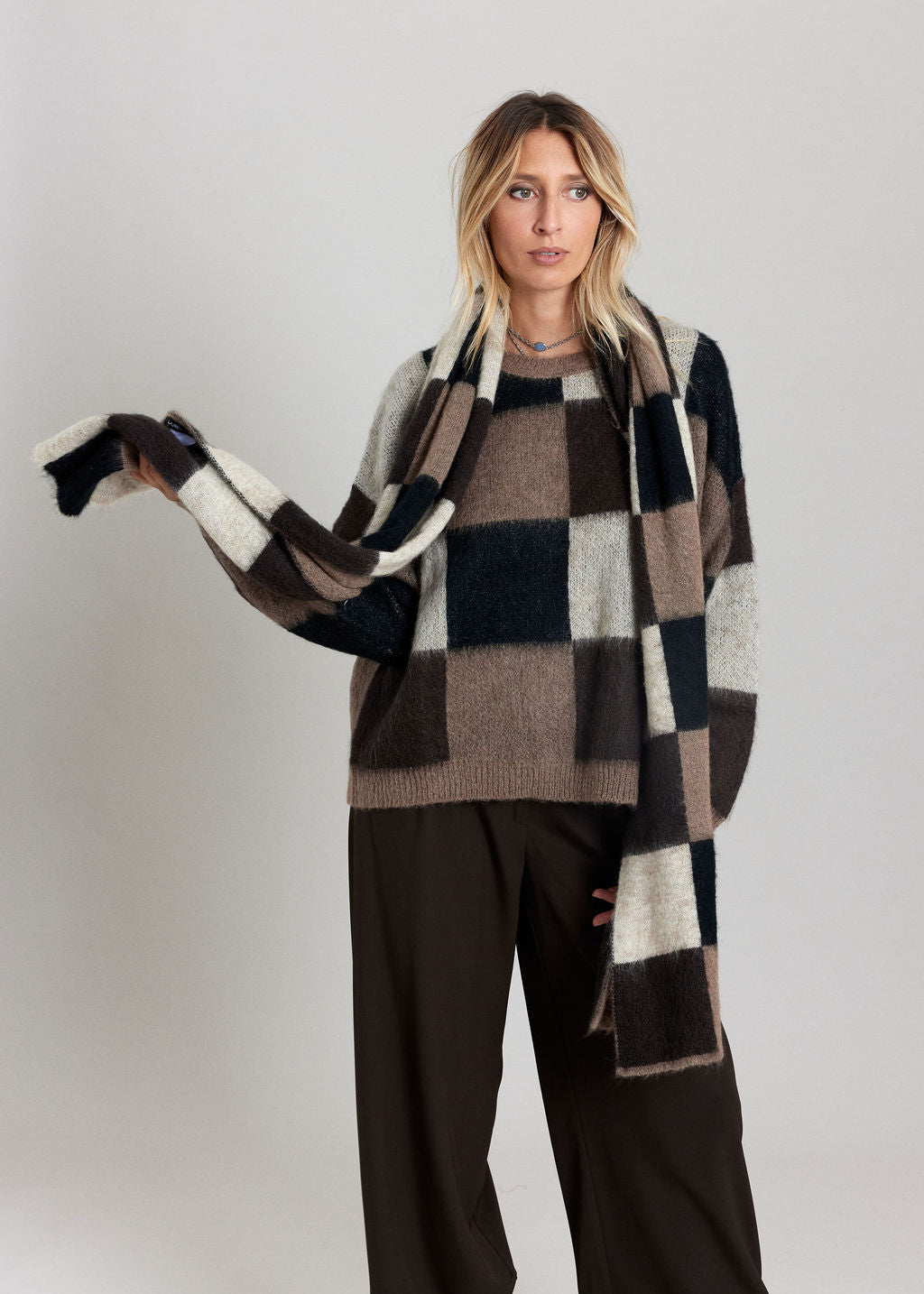 DINA MOKA DOUBLE-FACED LARGE-CHECK KNIT SCARF