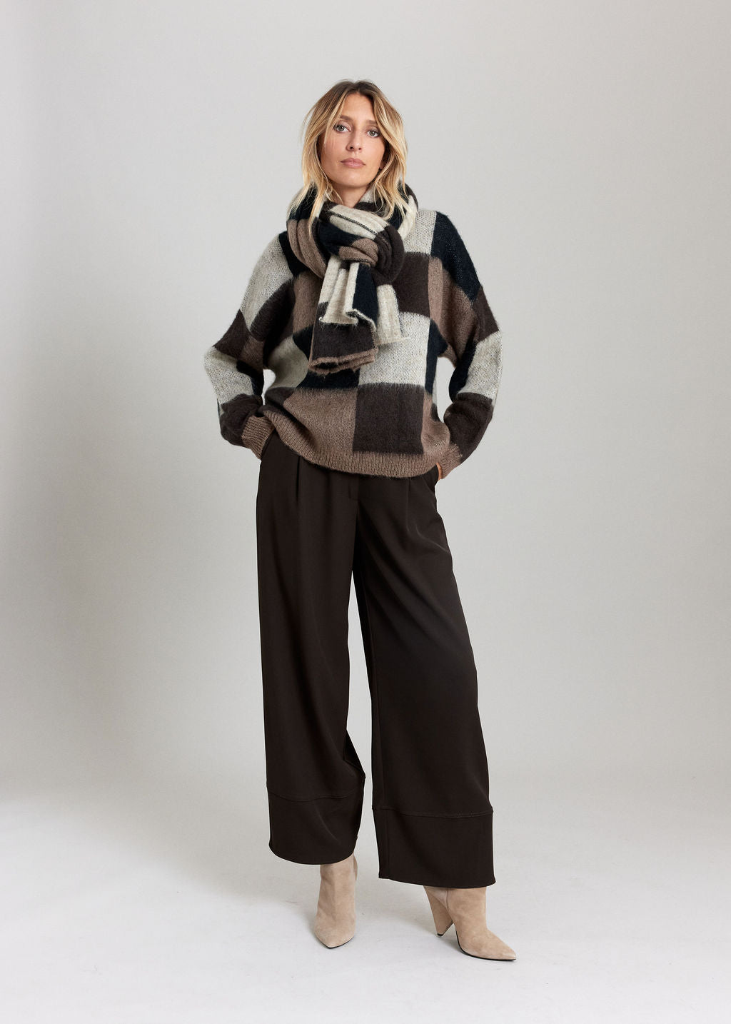 DINA MOKA DOUBLE-FACED LARGE-CHECK KNIT SCARF
