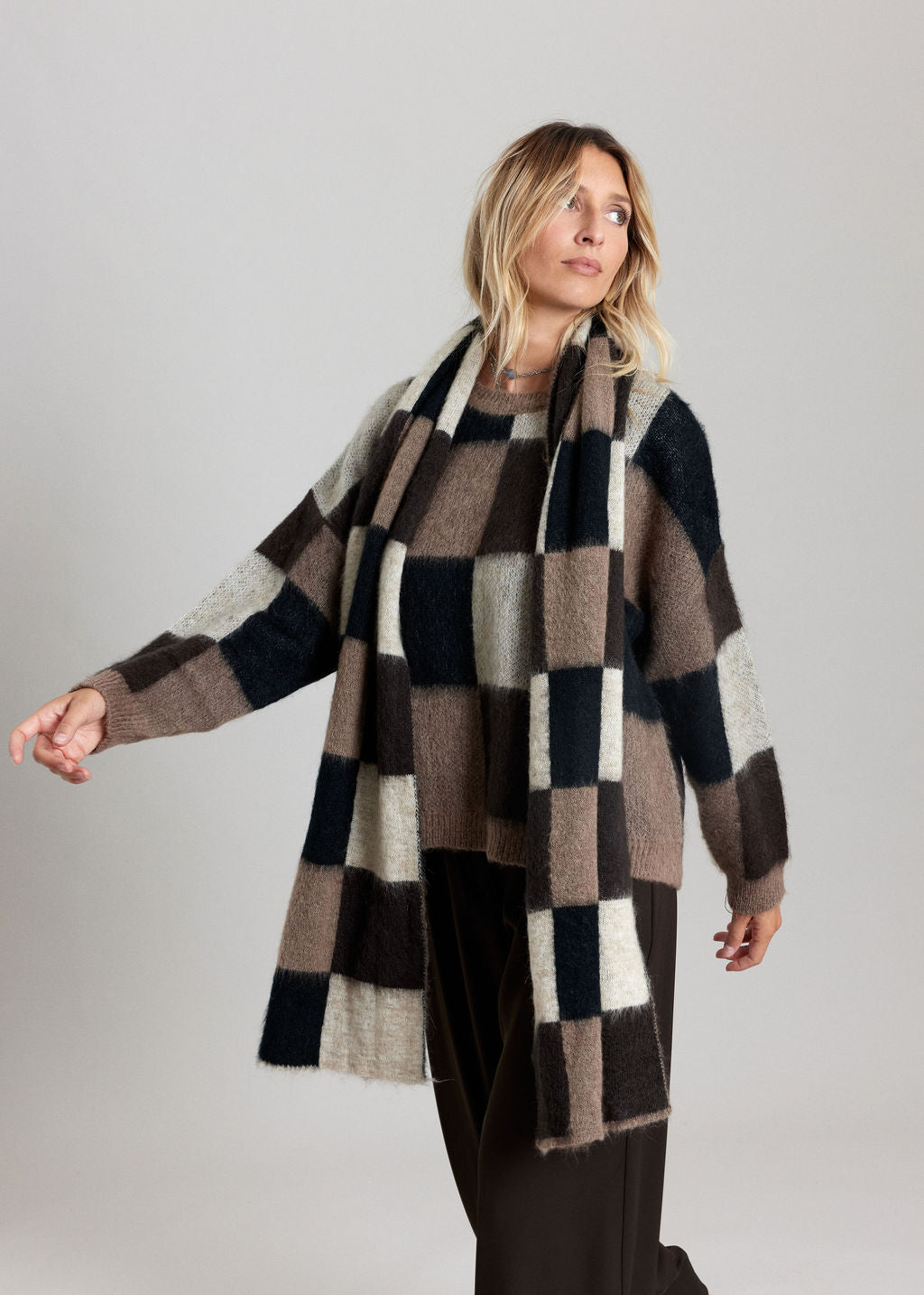 DINA MOKA DOUBLE-FACED LARGE-CHECK KNIT SCARF