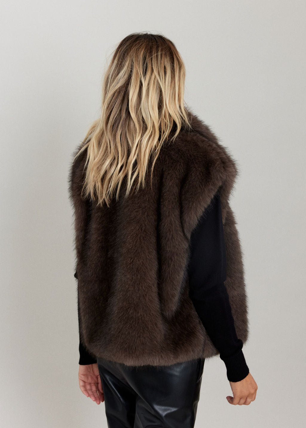 GILET SANS MANCHES EN FAUSSE FOURRURE LINDA CAFE