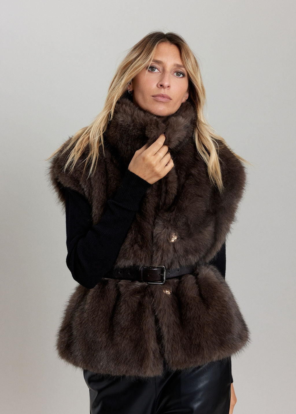 GILET SANS MANCHES EN FAUSSE FOURRURE LINDA CAFE