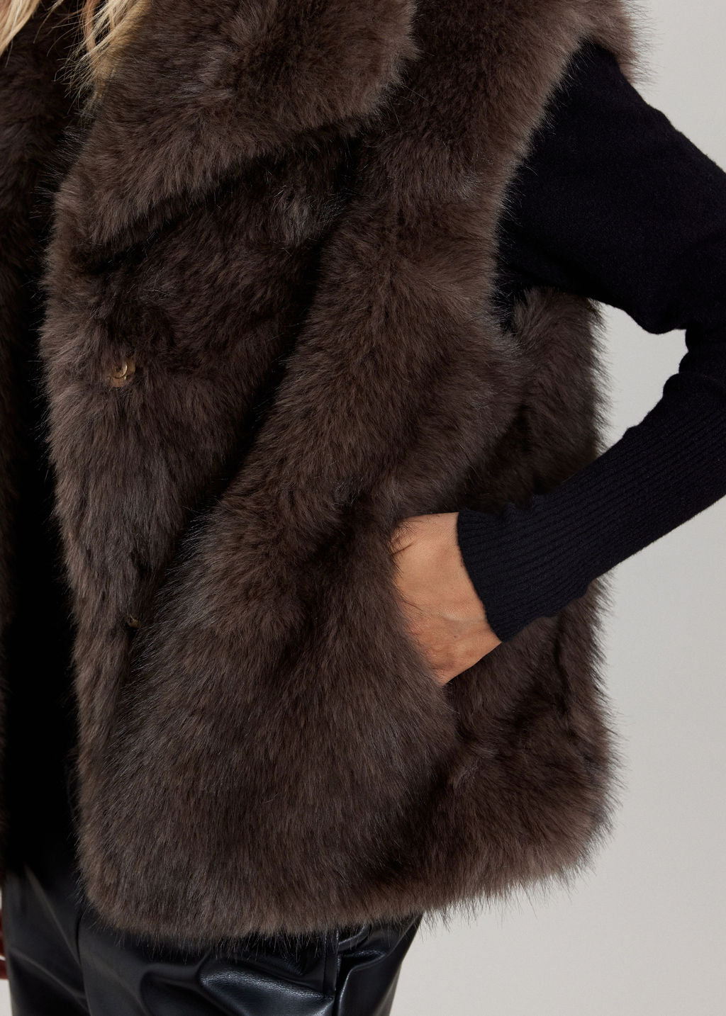 GILET SANS MANCHES EN FAUSSE FOURRURE LINDA CAFE