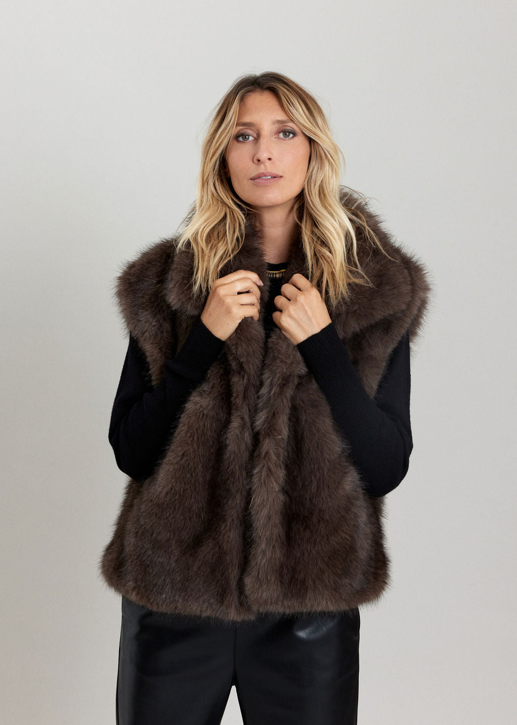 GILET SANS MANCHES EN FAUSSE FOURRURE LINDA CAFE