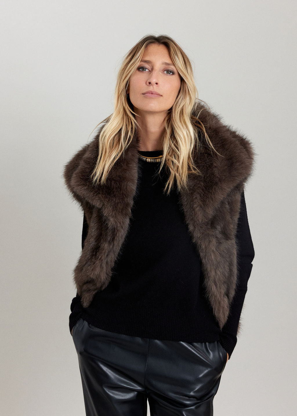GILET SANS MANCHES EN FAUSSE FOURRURE LINDA CAFE