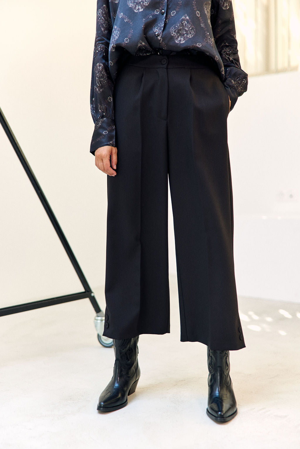 ALMA NOIR STRAIGHT-LEG SHORTS