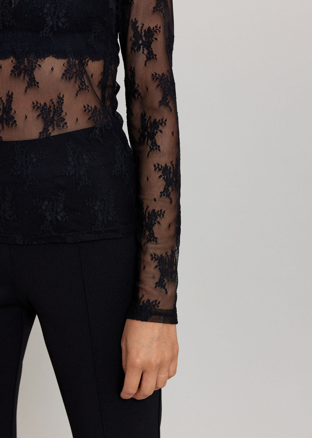 LE TOP EN DENTELLE ELY NOIR