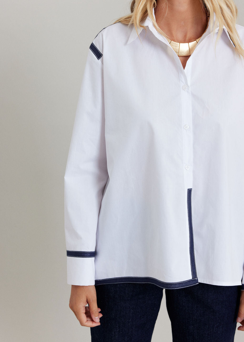 CHEMISE BLANCHE TWISTÉE D'UN BIAIS MARINE CALVI
