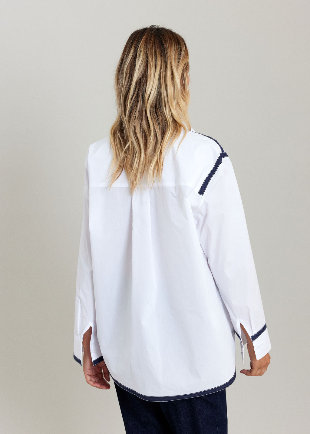 CHEMISE BLANCHE TWISTÉE D'UN BIAIS MARINE CALVI
