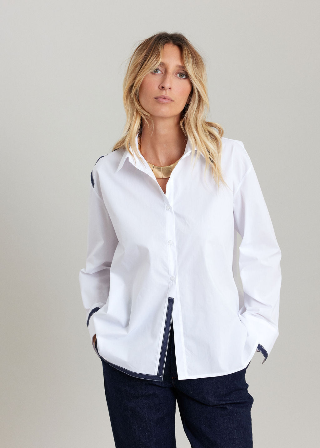 CHEMISE BLANCHE TWISTÉE D'UN BIAIS MARINE CALVI