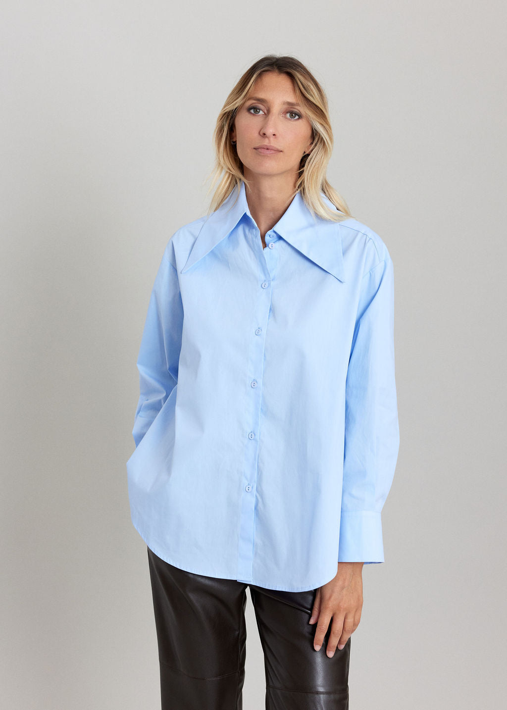 CHEMISE AU COL EN POINTE ILANA CIEL