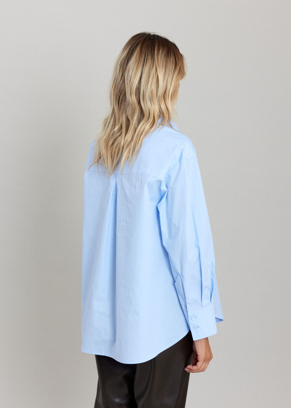 CHEMISE AU COL EN POINTE ILANA CIEL
