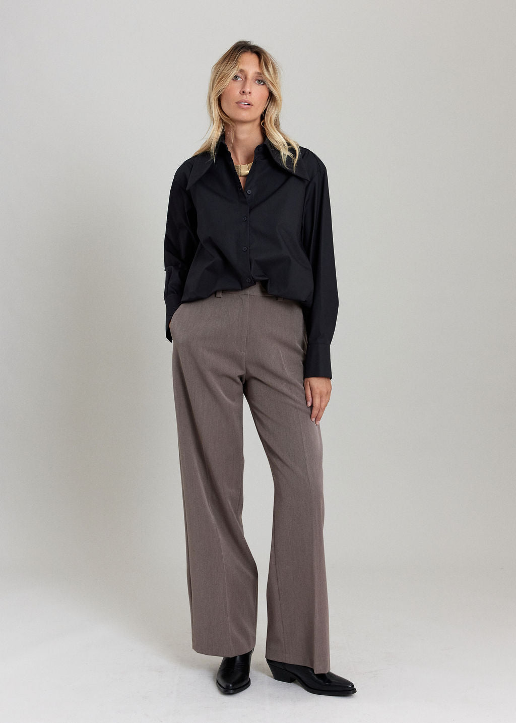 CHEMISE AU COL EN POINTE ILANA NOIR