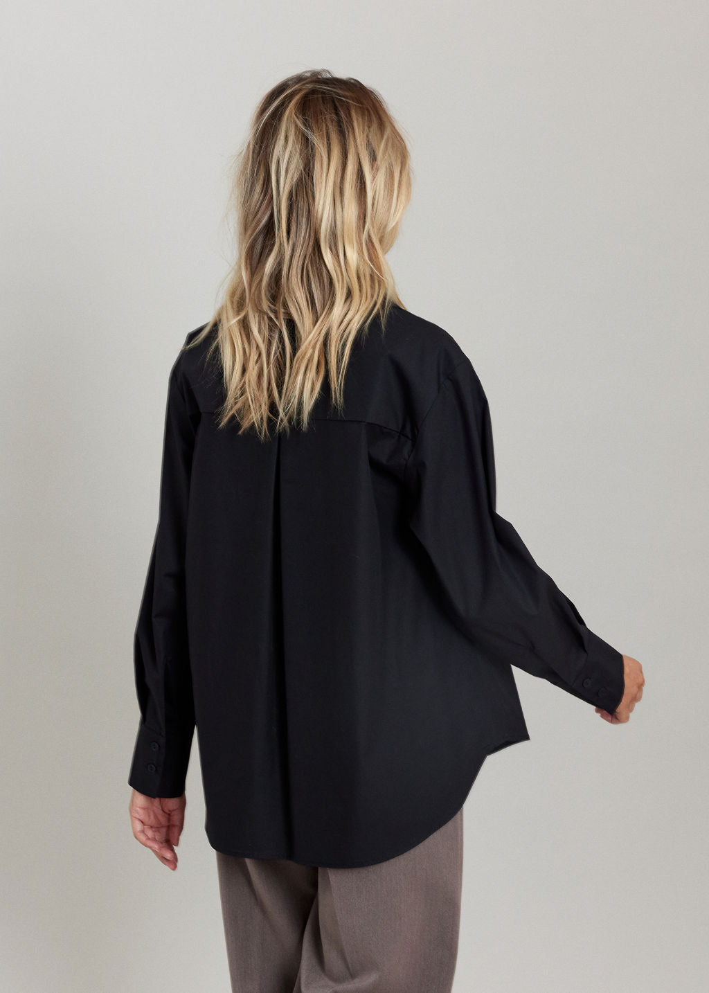 CHEMISE AU COL EN POINTE ILANA NOIR