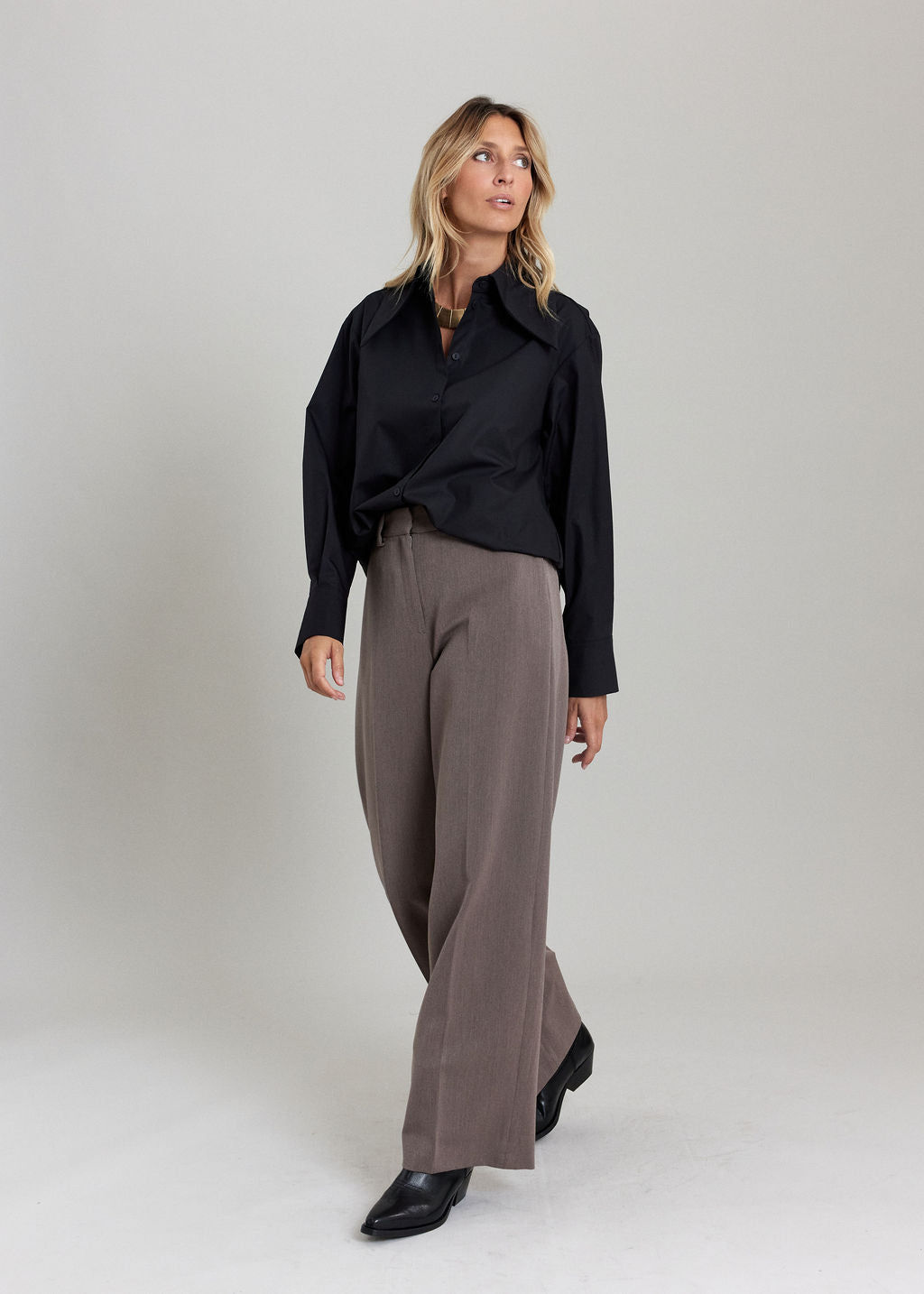 CHEMISE AU COL EN POINTE ILANA NOIR