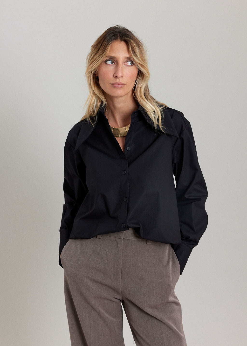 CHEMISE AU COL EN POINTE ILANA NOIR